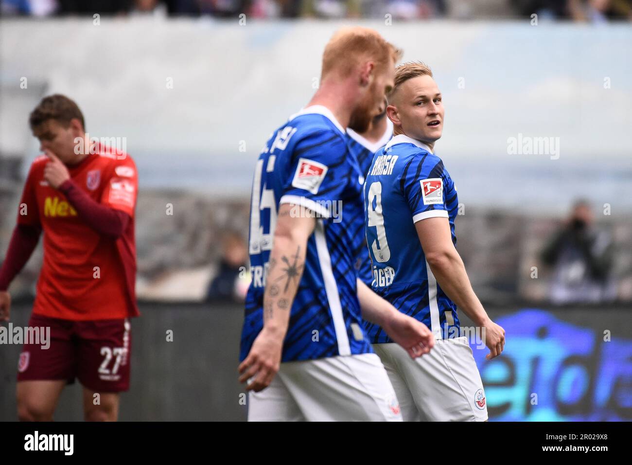 Rostock, Allemagne. 06th mai 2023. Soccer : 2. Bundesliga, Hansa Rostock - Jahn Regensburg, Matchday 31, Ostseestadion. Kai Pröger de Rostock (r) traverse le champ après une chance de marquer. Crédit : Gregor Fischer/dpa - REMARQUE IMPORTANTE : Conformément aux exigences de la DFL Deutsche Fußball Liga et de la DFB Deutscher Fußball-Bund, il est interdit d'utiliser ou d'avoir utilisé des photos prises dans le stade et/ou du match sous forme de séquences et/ou de séries de photos de type vidéo./dpa/Alay Live News Banque D'Images