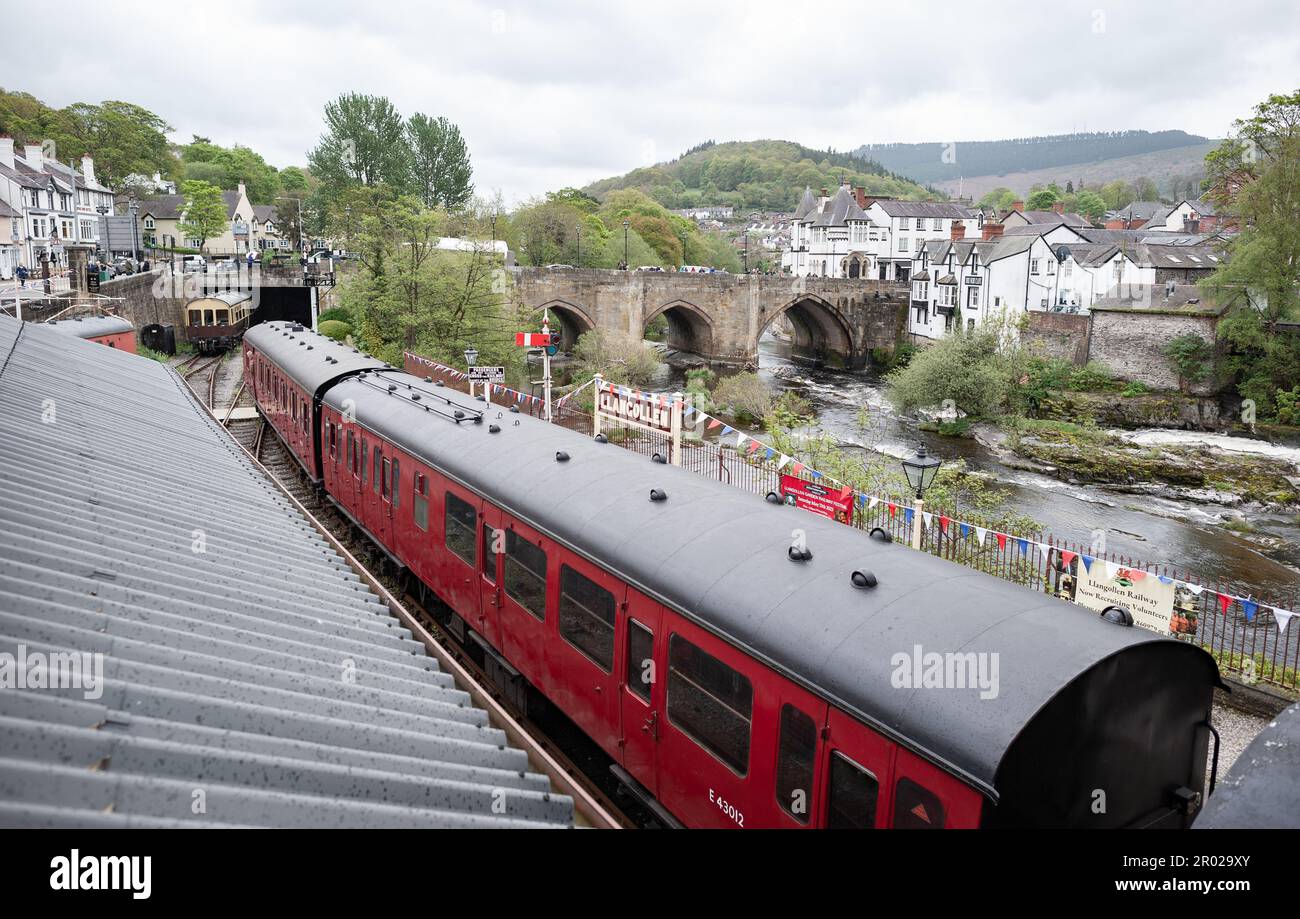 La scène à Llangollen, au pays de Galles, le jour du couronnement du roi Charles III et de la reine Camilla du Royaume-Uni. Banque D'Images