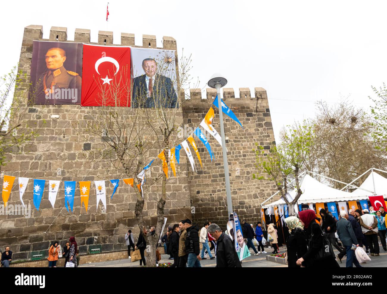 Recep Tayyip Erdoğan campagne présidentielle avant les élections . Erdogan à côté des portraits de bannière Ataturk, kayseri centre de la Turquie Banque D'Images