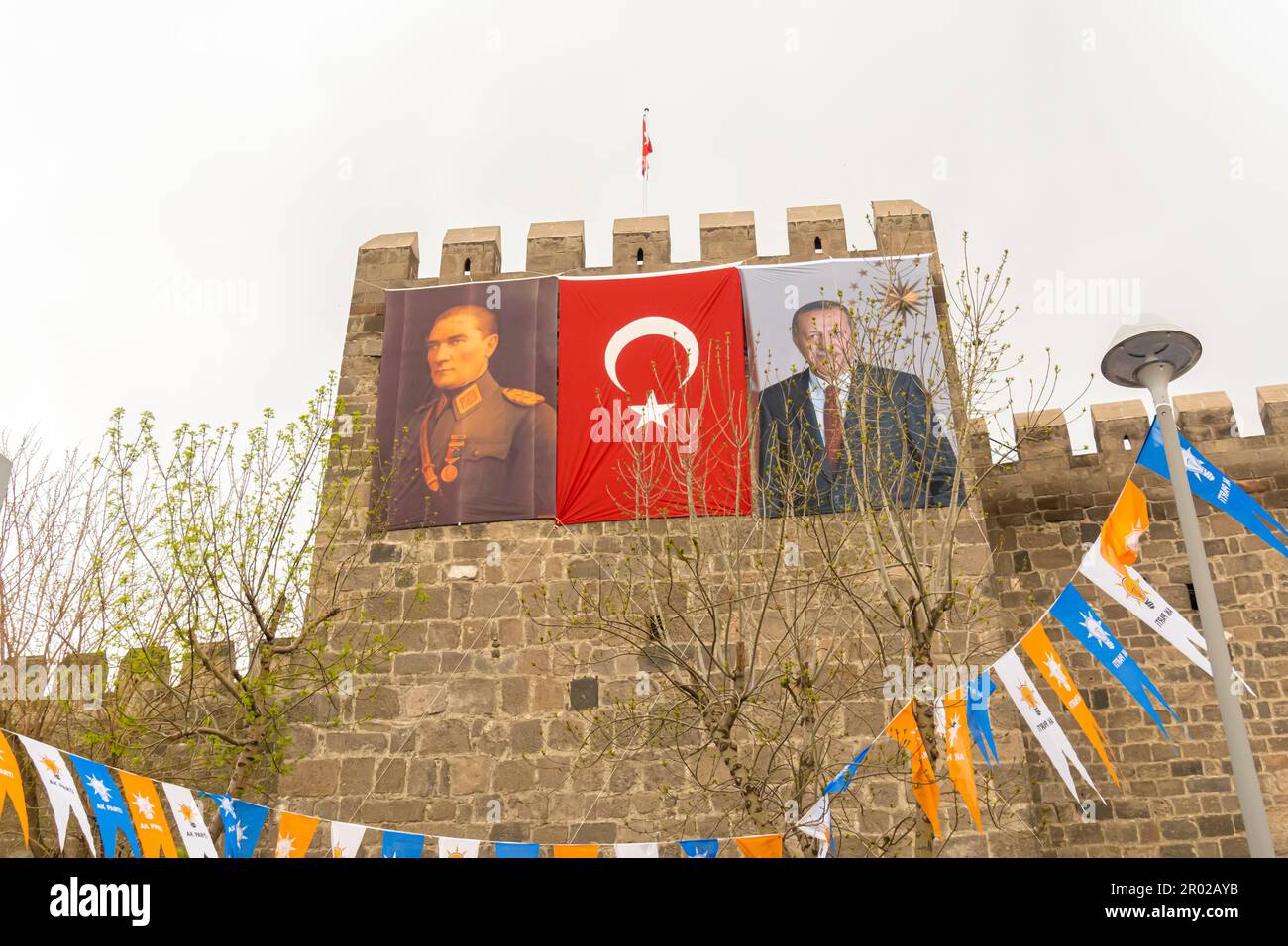 Recep Tayyip Erdoğan campagne présidentielle avant les élections . Erdogan à côté des portraits de bannière Ataturk, kayseri centre de la Turquie Banque D'Images