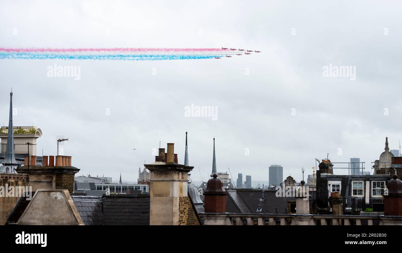 Londres, Royaume-Uni. 6 mai 2023. Les flèches rouges passent dans un flicast au-dessus des toits du centre de Londres après le couronnement du roi Charles III et de la reine Camilla. 60 avions devaient participer, mais en raison du mauvais temps, le typast était limité aux flèches rouges et aux hélicoptères. Credit: Stephen Chung / Alamy Live News Banque D'Images