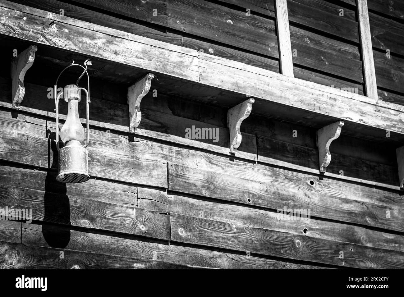 Lampe à huile ancienne sur un mur de la maison en bois Banque D'Images