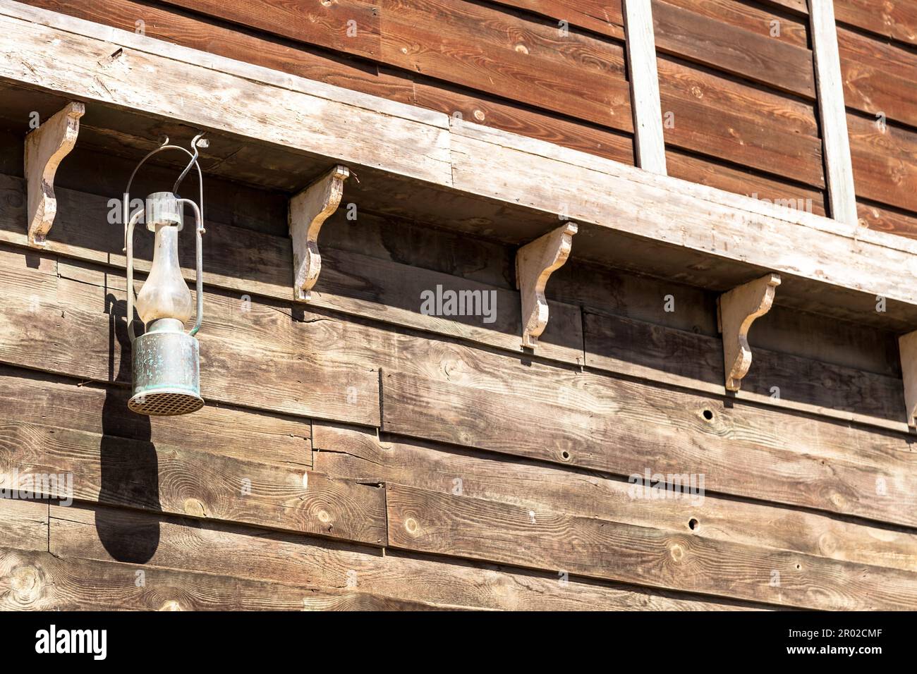 Lampe à huile ancienne sur un mur de la maison en bois Banque D'Images