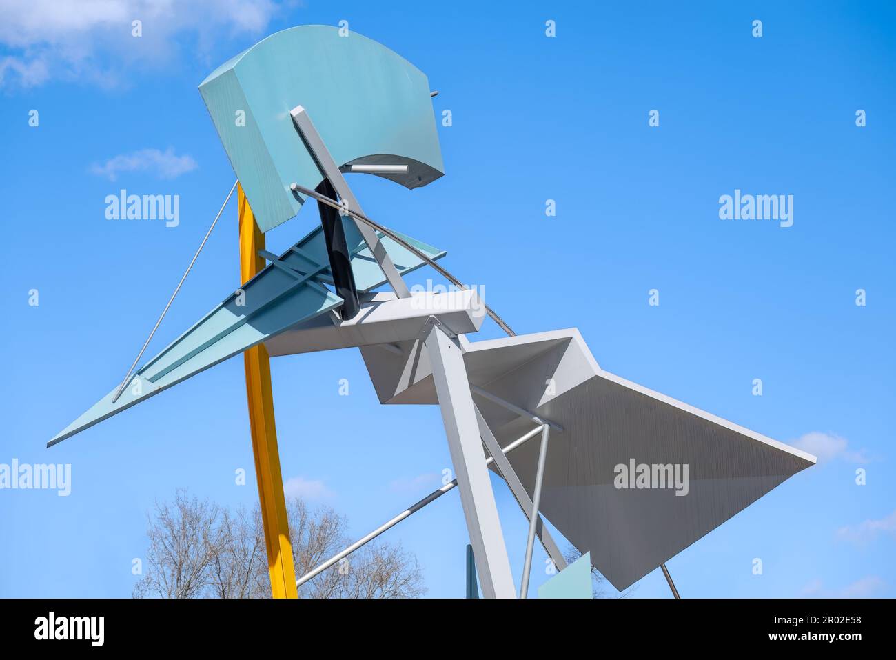 Rotterdam, pays-Bas - les longs pieds jaunes minces de la sculpture d'architecture bu Coop Himmelb(l)au Banque D'Images