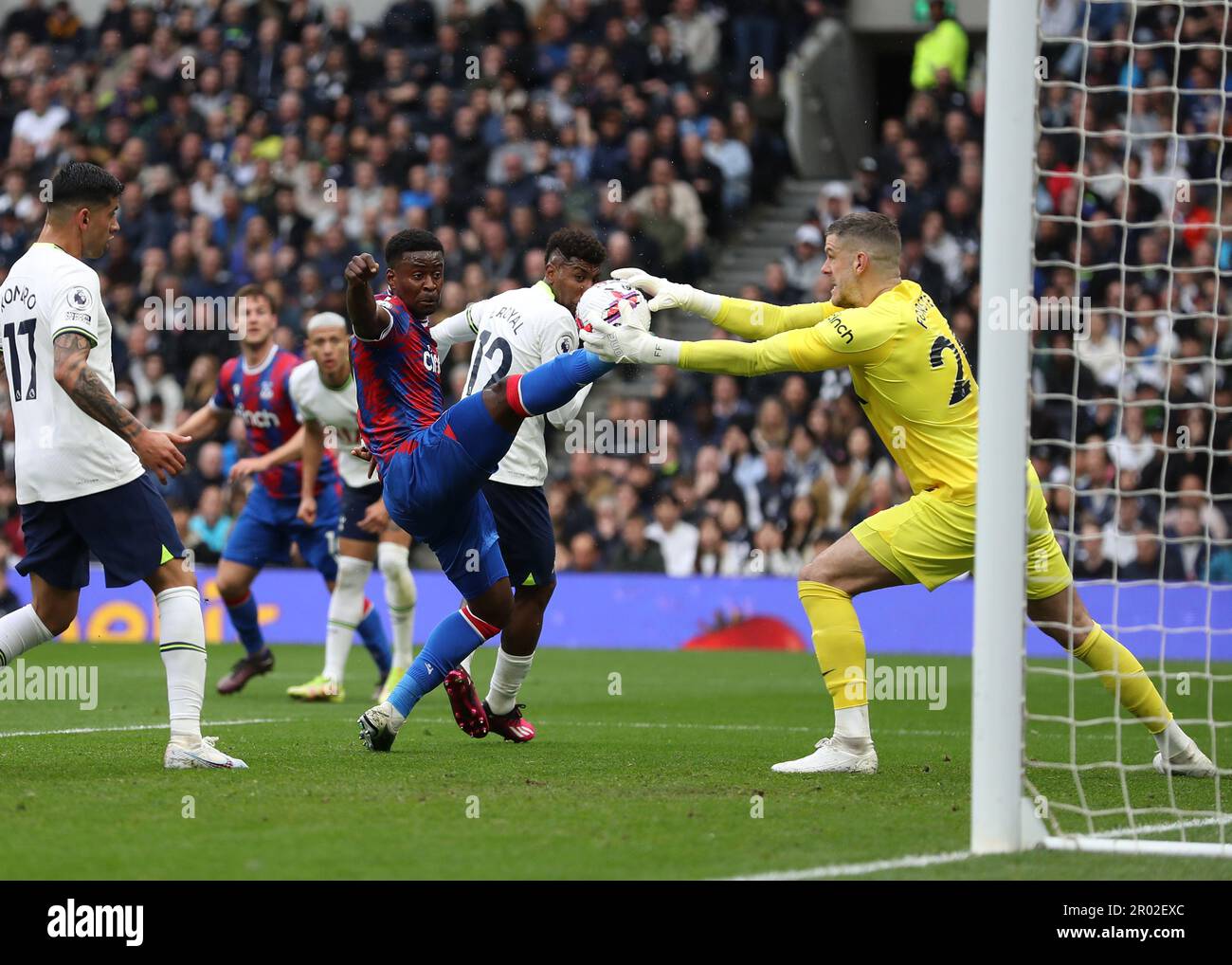 Stade Tottenham Hotspur, Londres, Royaume-Uni. 6th mai 2023. Premier League football, Tottenham Hotspur versus Crystal Palace ; Jeffrey Schlup de Crystal Palace haut botte comme gardien Forster collecte le ballon Credit: Action plus Sports/Alay Live News Credit: Action plus Sports Images/Alay Live News Banque D'Images