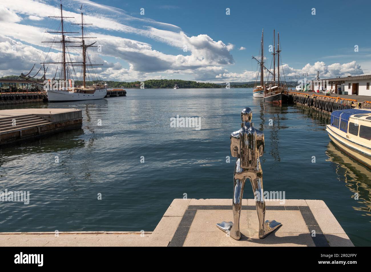 Sculpture de plongeur, plongeur sportif Dykkaren par Ola Enstad, promenade piétonne à Aker Brygge, fjord d'Oslo, Oslo, Norvège Banque D'Images