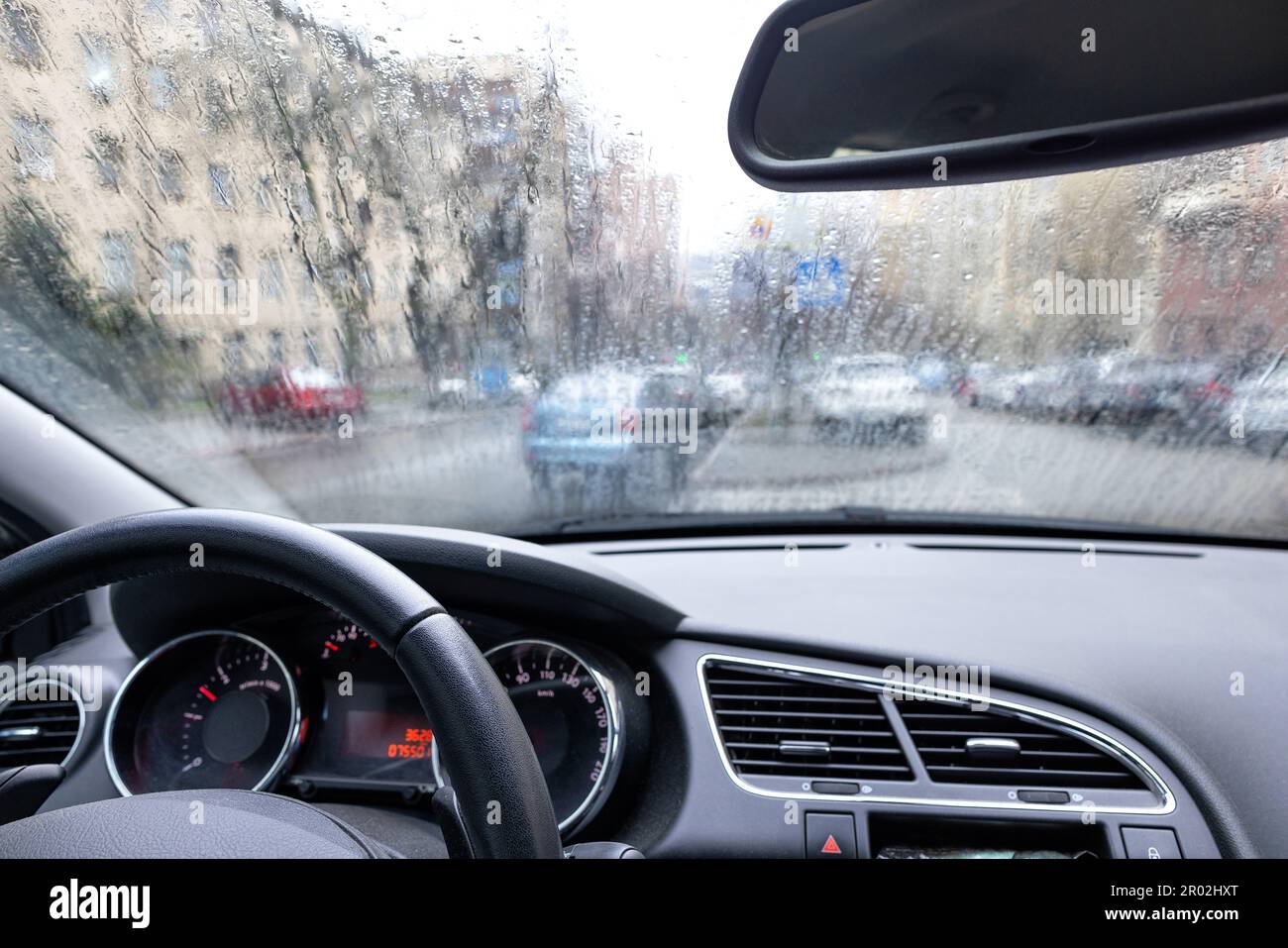 Tableau De Bord De Voiture Avec Le Pare-brise Mouillé Par La Pluie