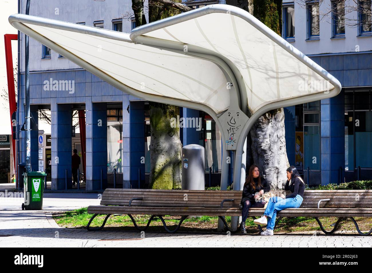 Protection contre la pluie et le soleil sur le banc du parc avec des adolescents, Kempten, Allgaeu, Bavière, Allemagne Banque D'Images