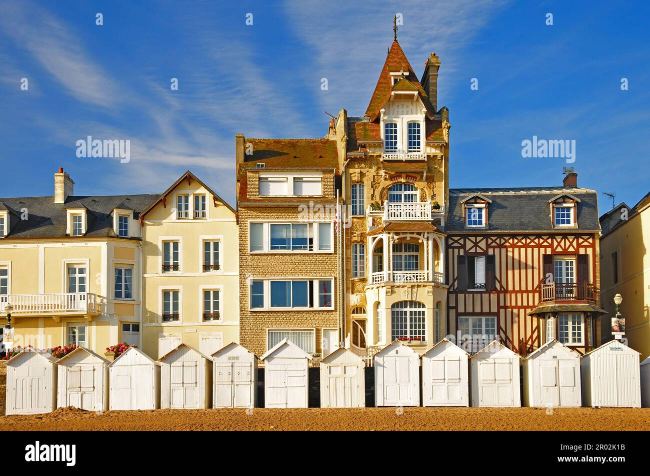 Promenade de plage de Saint-Aubin-sur-Mer dans le département du Calvados, Normandie, France Banque D'Images