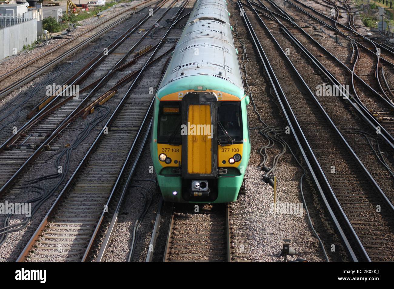 Train Southern Rail à l'approche de l'aéroport de Londres Gatwick Banque D'Images