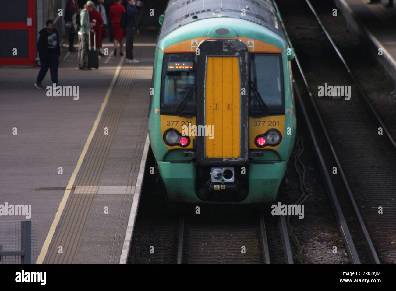 Un train Southern Rail à l'aéroport de Londres Gatwick Banque D'Images