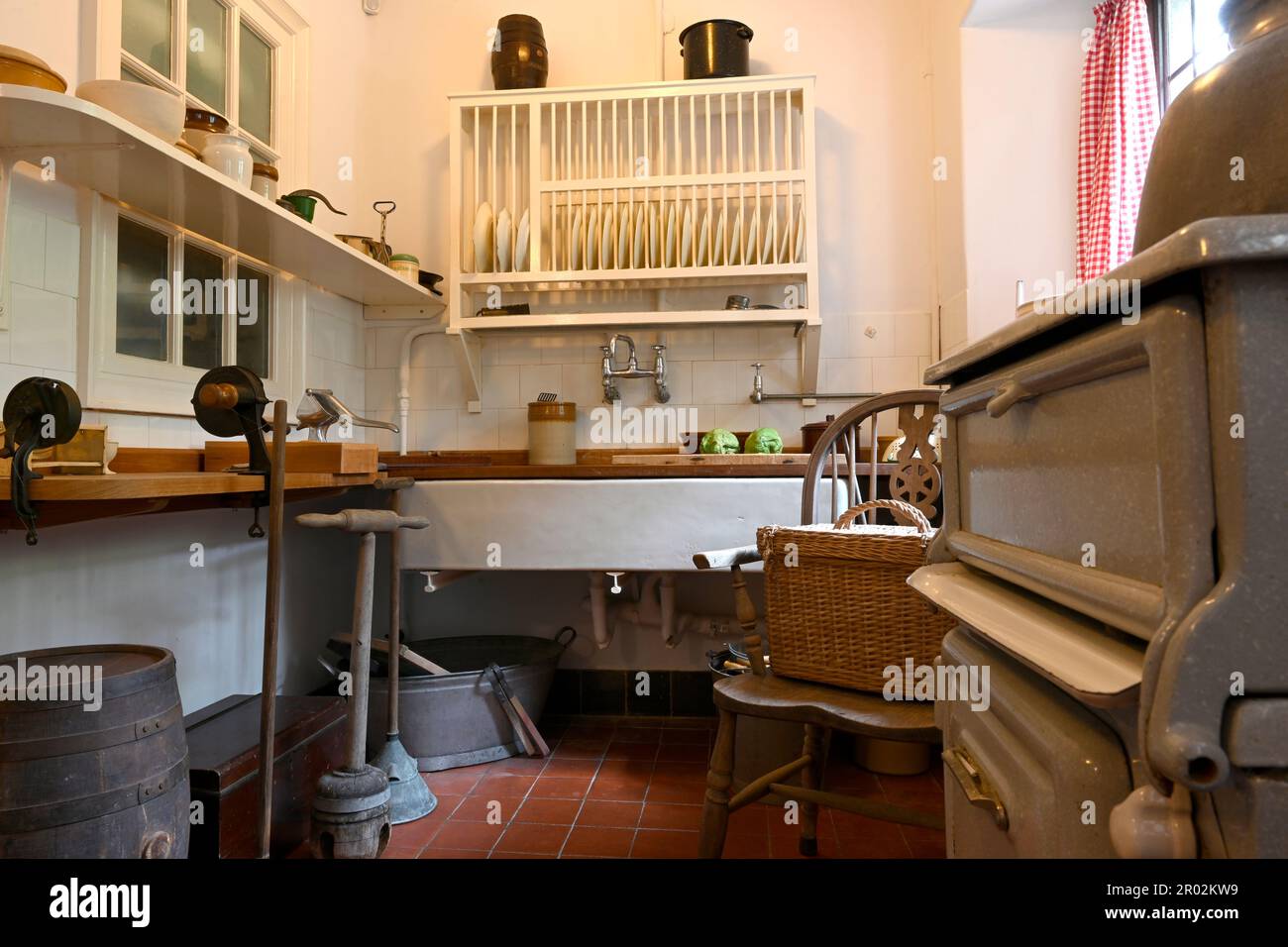 Coleton Fishacre, Kingjure, Dartmouth, Devon, Angleterre, ROYAUME-UNI. - vue intérieure de la cuisine. Banque D'Images