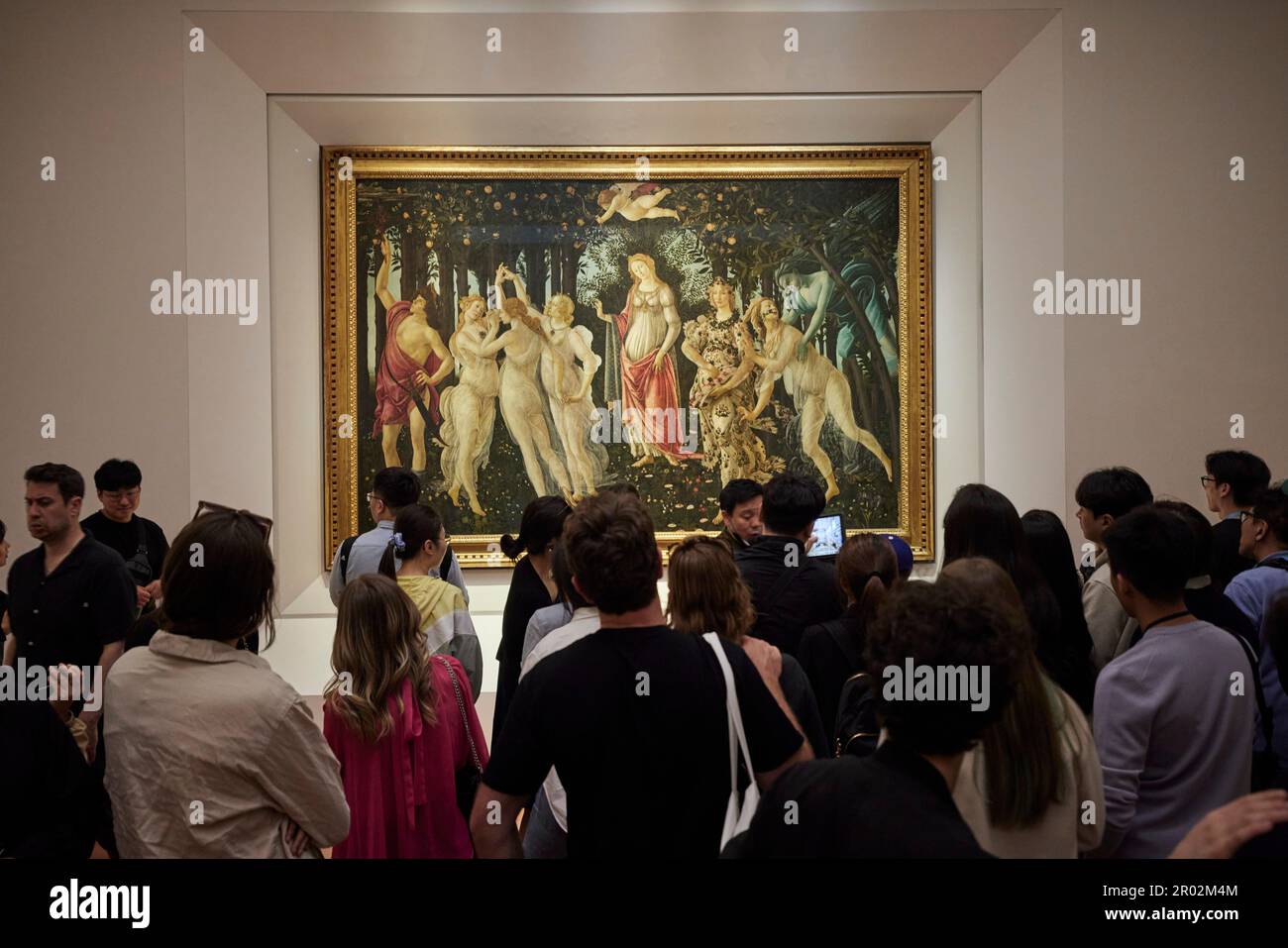 La Primavera par Sandro Botticelli avec les touristes. Intérieur de la Galleria degli Uffizi, Florence, Florence, Toscane, Italie, Italie, Europe. 2023 Banque D'Images