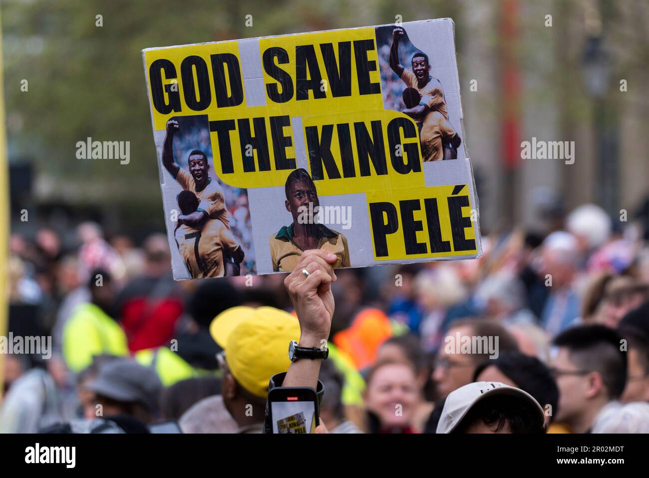 Westminster, Londres, Royaume-Uni. 6th mai 2023. Des manifestants se sont rassemblés près de Trafalgar Square pour protester contre le couronnement du roi Charles III Des arrestations ont été effectuées. Affiche humoristique Banque D'Images
