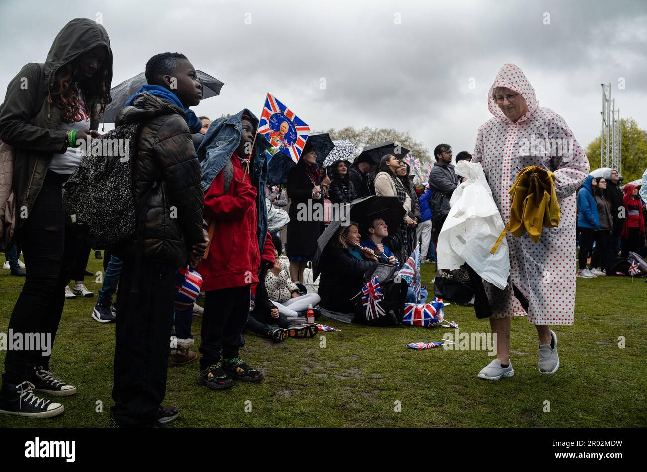 6 mai 2023, Londres, Royaume-Uni. Des écrans en direct ont montré la couverture de la BBC du couronnement de Charles III Malgré la pluie, les esprits étaient élevés. (Tennessee Jones - Alamy Live News) Banque D'Images