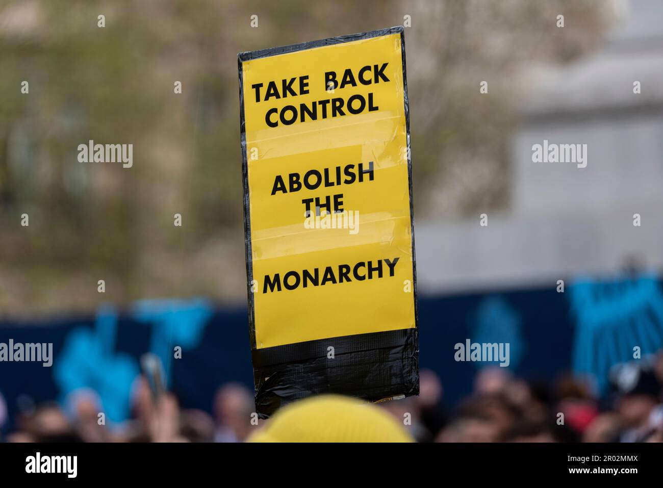 Westminster, Londres, Royaume-Uni. 6th mai 2023. Des manifestants se sont rassemblés près de Trafalgar Square pour protester contre le couronnement du roi Charles III Des arrestations ont été effectuées. Abolir la écriteau de la monarchie Banque D'Images