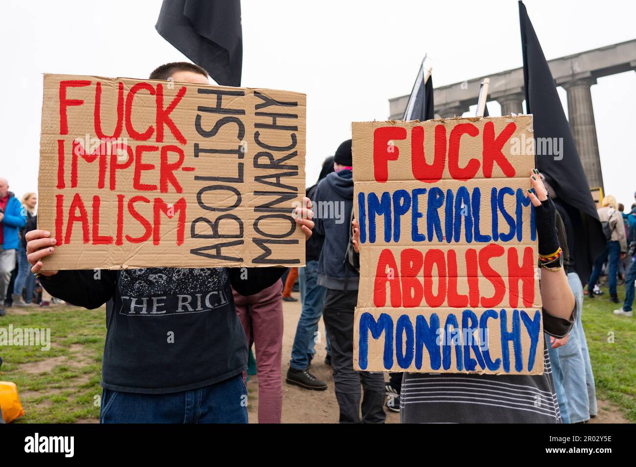 Édimbourg, Écosse, Royaume-Uni. 6 mai 2023. Manifestation républicaine sur Calton Hill le même jour que le couronnement du roi Charles. Plusieurs centaines d'anti-monarchistes, dont ceux de la gauche dure, les Verts, les pro-trans, les nationalistes écossais et les anarchistes ont organisé un rassemblement pour dénoncer la monarchie britannique et exiger que la Grande-Bretagne devienne une république démocratique. Iain Masterton/Alay Live News Banque D'Images