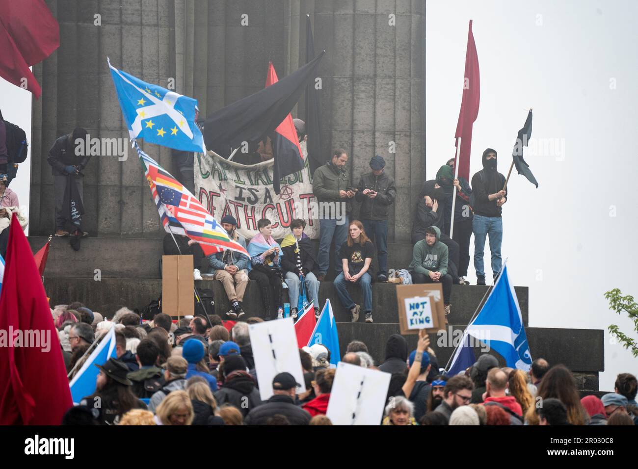 Édimbourg, Écosse, Royaume-Uni. 6 mai 2023. Manifestation républicaine sur Calton Hill le même jour que le couronnement du roi Charles. Plusieurs centaines d'anti-monarchistes, dont ceux de la gauche dure, les Verts, les pro-trans, les nationalistes écossais et les anarchistes ont organisé un rassemblement pour dénoncer la monarchie britannique et exiger que la Grande-Bretagne devienne une république démocratique. Iain Masterton/Alay Live News Banque D'Images