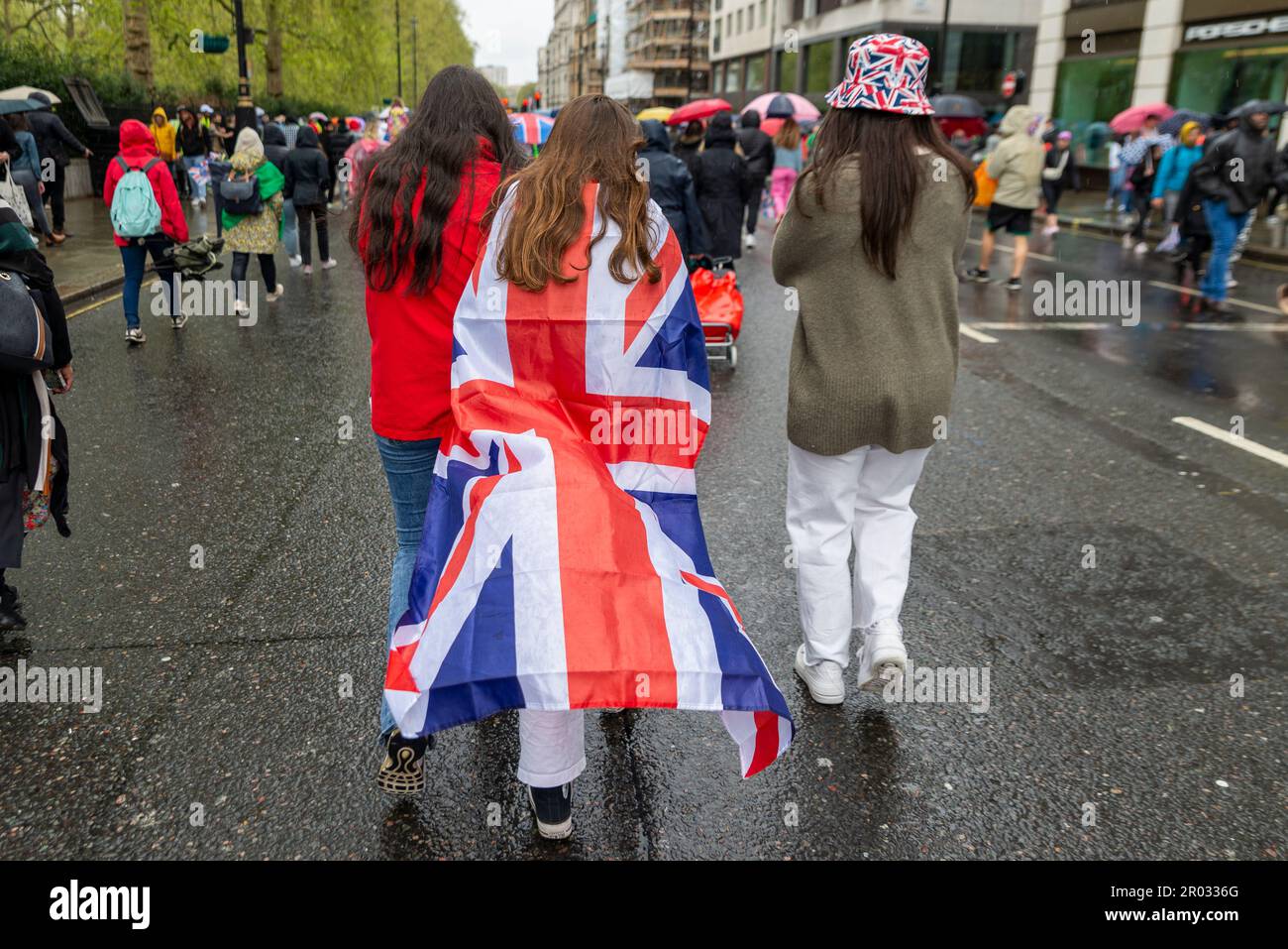 Westminster, Londres, Royaume-Uni. 6th mai 2023. Un grand nombre de personnes sont venues à Londres pour le couronnement. De grands écrans ont été installés à Hyde Park pour les nombreux qui ne pouvaient pas s'adapter aux zones autour de la route de procession. Une grande partie de l'événement a eu lieu par temps humide. Retour à la position initiale Banque D'Images