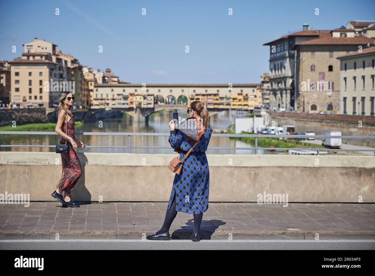 Modèle de médias sociaux au Ponte Vecchio sur l'Arno, Florence, Florence, Florence, Italie, Italie, Italie, Europe. 2023 Banque D'Images
