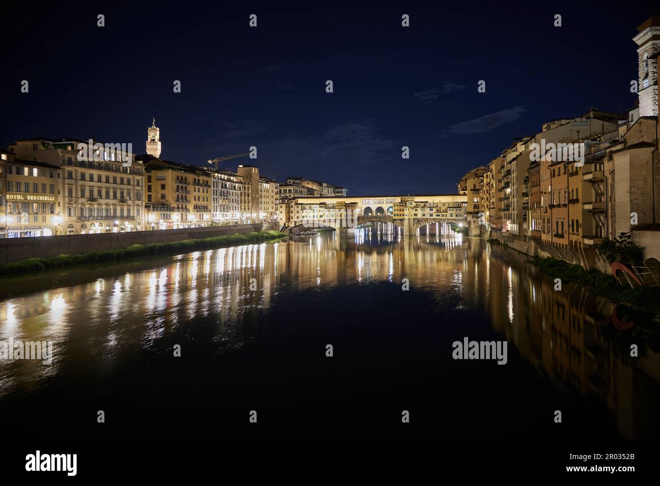 Ponte Vecchio au-dessus de l'Arno la nuit, Florence, Florence, Italie, Italie, Europe. 2023 Banque D'Images