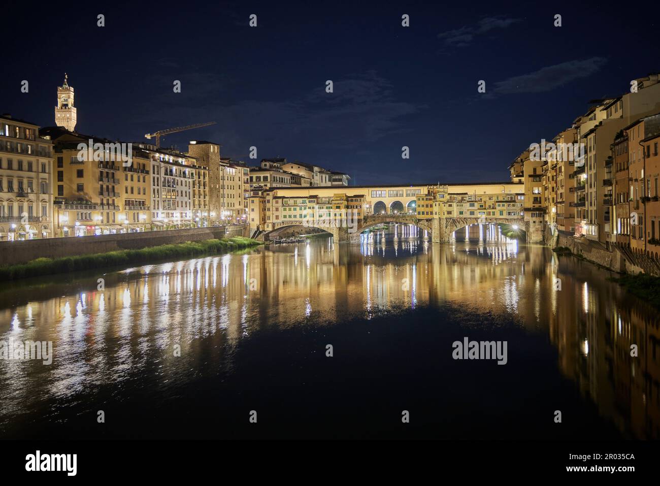 Ponte Vecchio au-dessus de l'Arno la nuit, Florence, Florence, Italie, Italie, Europe. 2023 Banque D'Images