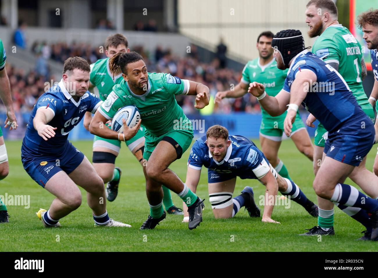 Elliott Obatoyinbo de Newcastle Falcons est attaqué pendant le match de première division de Gallagher au stade AJ Bell, à Salford. Date de la photo: Samedi 6 mai 2023. Banque D'Images