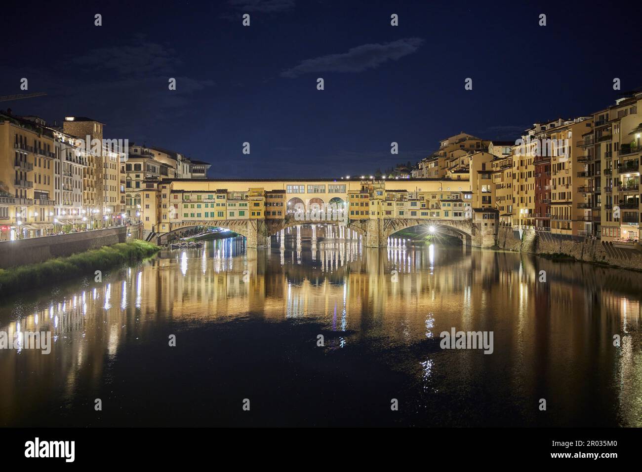Ponte Vecchio au-dessus de l'Arno la nuit, Florence, Florence, Italie, Italie, Europe. 2023 Banque D'Images