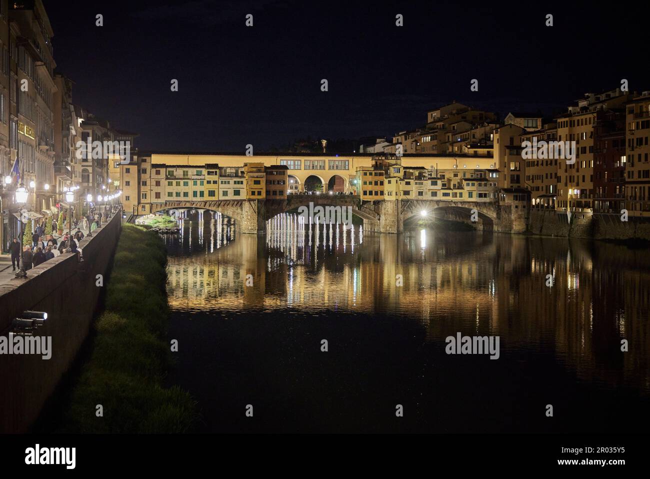Ponte Vecchio au-dessus de l'Arno la nuit, Florence, Florence, Italie, Italie, Europe. 2023 Banque D'Images