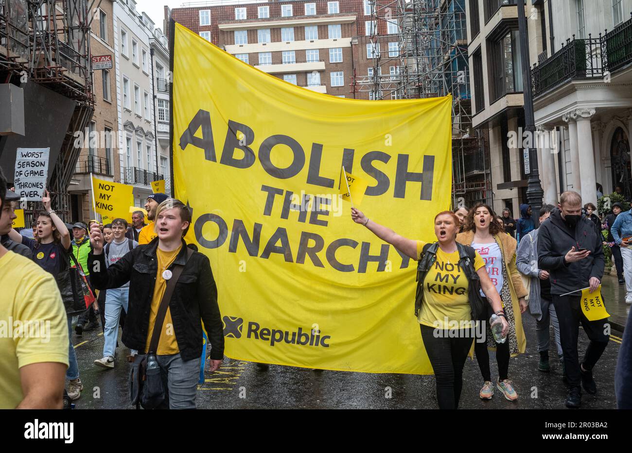Londres, Royaume-Uni. 06th mai 2023. Les protestants anti-monarchie et républicain manifestent avec une grande bannière intitulée "abolir la monarchie" à Piccadilly, dans le centre de Londres, le 6 mai 2023, alors que le couronnement du roi Charles III s'est déroulé à une courte distance. Plus tôt, le chef du groupe de campagne anti-monarchiste Republic et un certain nombre d'activistes ont été arrêtés par la police à Trafalgar Square. Il a été le premier couronnement d'un nouveau monarque à Londres, au Royaume-Uni, pendant 70 ans et malgré la pluie constante, plusieurs milliers de personnes sont descendues dans la capitale pour apprécier les célébrations. Crédit : Andy Soloman/Alay L. Banque D'Images