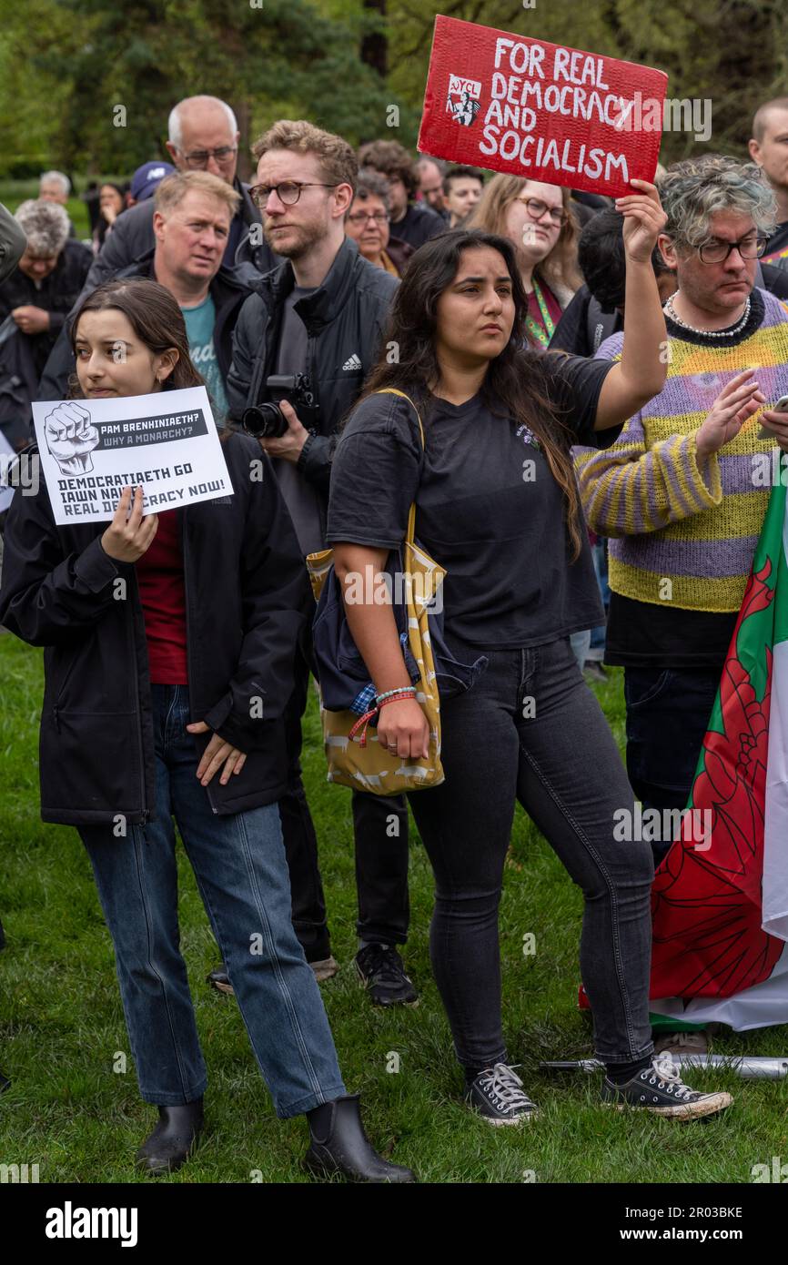 Cardiff, Cymru, pays de Galles, Royaume-Uni. 06th mai 2023. Pas mon Roi, des manifestants anti-monarchistes et pro-pays de Galles se rassemblent à Cardiff pendant le couronnement du Roi Charles III Crédit : Haydn Denman/Alamy Live News Banque D'Images