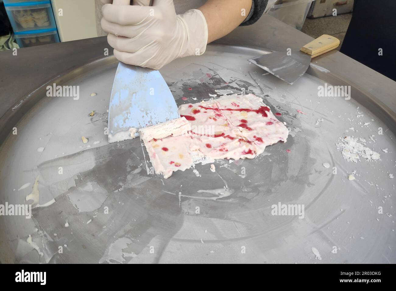 Gros plan sur une glace frite à l'agitation préparée sur un bac à glace. Également connu sous le nom de crème glacée roulée, c'est un dessert congelé sucré de Thaïlande. Banque D'Images