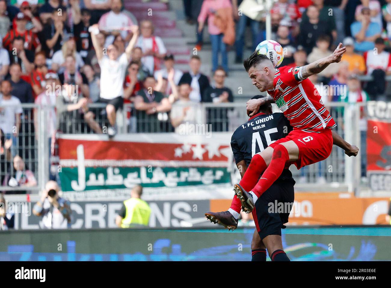 Augsbourg, Allemagne. 06th mai 2023. Football: Bundesliga, FC Augsburg - 1. FC Union Berlin, Matchday 31, WWK-Arena. Jeffrey Gouweleeuw (r) d'Augsbourg et Jordan Siebatcheu (l) de Berlin en action. Credit: Daniel Löb/dpa - NOTE IMPORTANTE: Conformément aux exigences de la DFL Deutsche Fußball Liga et de la DFB Deutscher Fußball-Bund, il est interdit d'utiliser ou d'avoir utilisé des photos prises dans le stade et/ou du match sous forme de séquences et/ou de séries de photos de type vidéo./dpa/Alay Live News Banque D'Images