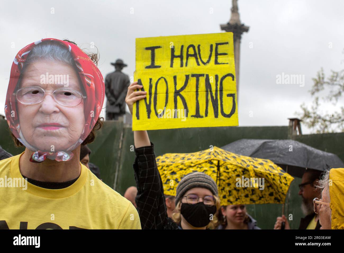 Londres, Royaume-Uni. 6 mai 2023. Un manifestant portant un masque de feu la reine Elizabeth II et un t-shirt « pas mon roi » se joint à une manifestation anti-monarchie organisée par la République le jour du couronnement du roi Charles III Crédit : horst friedrichs/Alay Live News Banque D'Images
