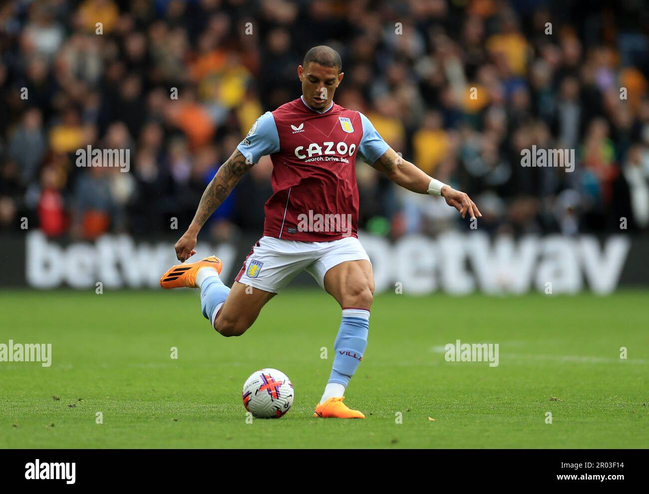 Diego Carlos de Aston Villa pendant le match de la Premier League au stade Molineux, Wolverhampton. Date de la photo: Samedi 6 mai 2023. Banque D'Images