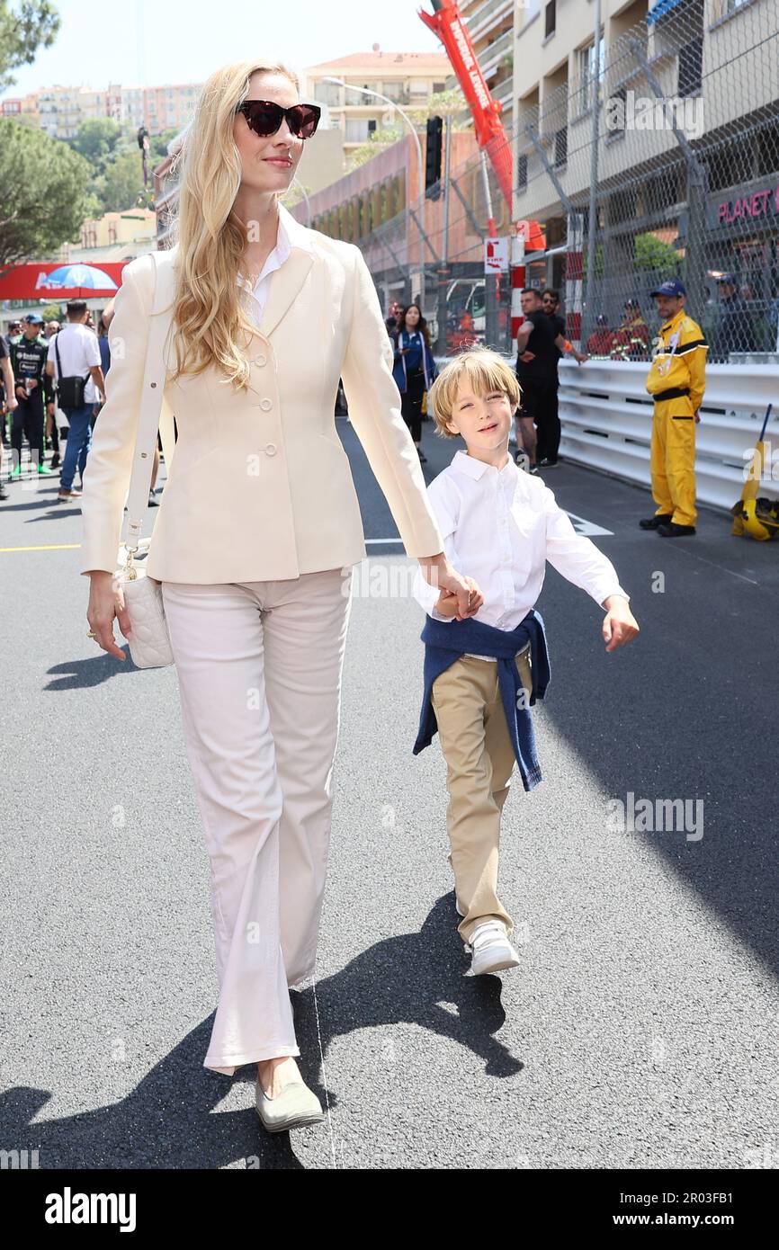 Beatrice Borromeo avec son fils Stefano Ercole Casiraghi marche le