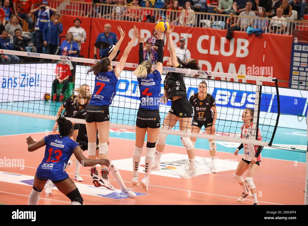 Potsdam, Allemagne. 06th mai 2023. Volleyball, femmes: Bundesliga, SC Potsdam - MTV Stuttgart, championnat, finale, match de 2, MBS Arena Potsdam. Marie Schölzel et Britt Bongaerts de Stuttgart bloquent l'attaquant Anet Nemeth. Credit: Joerg Carstensen/dpa/Alay Live News Banque D'Images