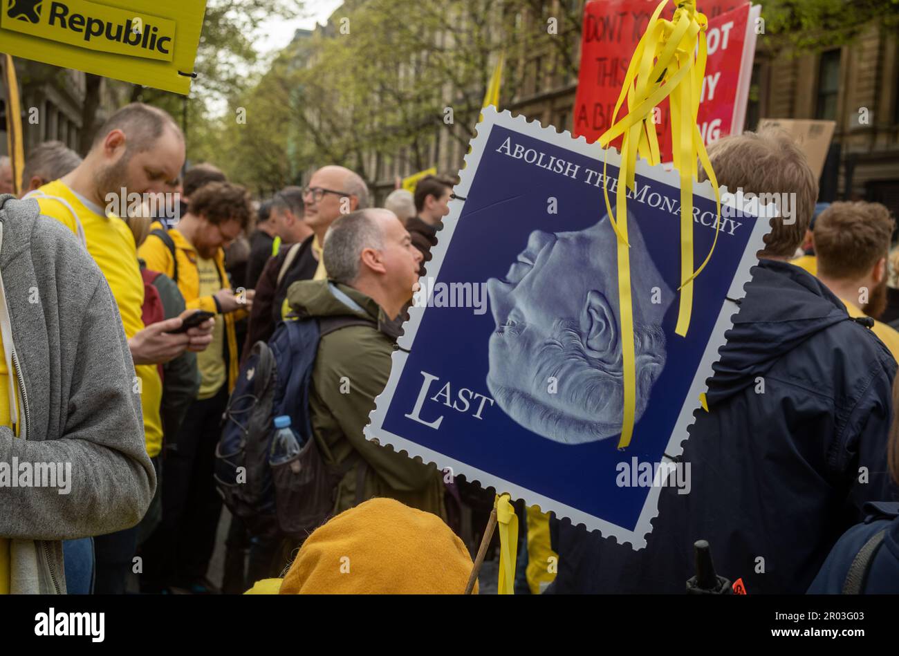 Londres, Royaume-Uni. 06th mai 2023. Les manifestants anti-monarchie avec un écriteau montrant un faux timbre avec « abolir la monarchie » imprimé sur le billet démontrera à Trafalgar Square, dans le centre de Londres, le 6 mai 2023, alors que le couronnement du roi Charles III a eu lieu à une courte distance. Plus tôt, le chef du groupe de campagne anti-monarchiste Republic et un certain nombre d'activistes ont été arrêtés par la police à Trafalgar Square. Il a été le premier couronnement d'un nouveau monarque à Londres, au Royaume-Uni, pendant 70 ans et malgré la pluie constante, plusieurs milliers de personnes sont descendues dans la capitale pour apprécier les célébrations. Crédit : et Banque D'Images
