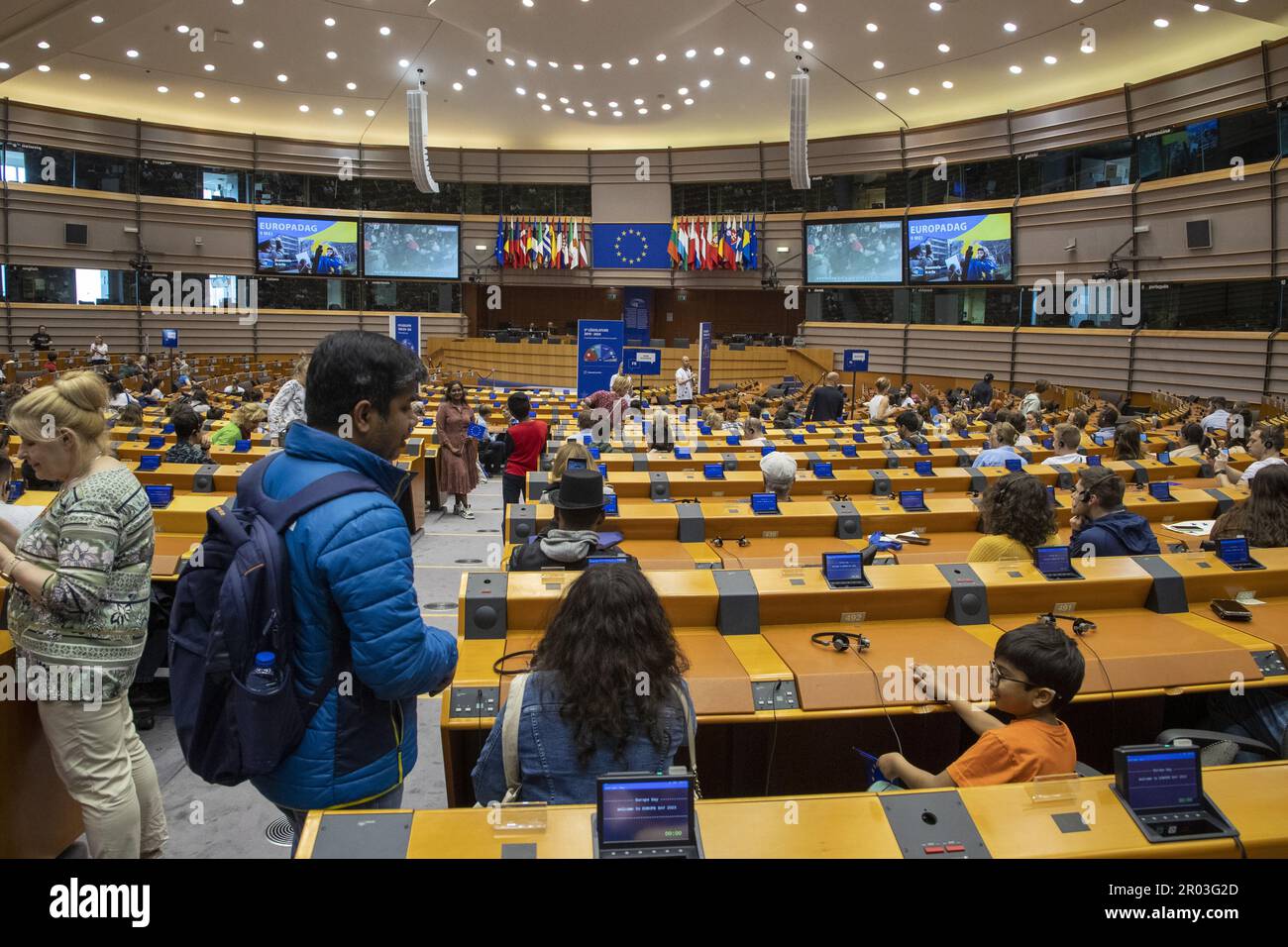 Bruxelles, Belgique. 06th mai 2023. Les gens visitent la salle Hemicycle lors de la journée portes ouvertes du Parlement européen à l'occasion de la journée de l'Europe, à Bruxelles, le samedi 06 mai 2023. BELGA PHOTO NICOLAS MATERLINCK crédit: Belga News Agency/Alay Live News Banque D'Images