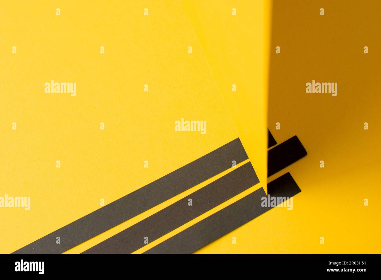 Arrière-plan abstrait jaune 3D avec bandes noires Banque D'Images