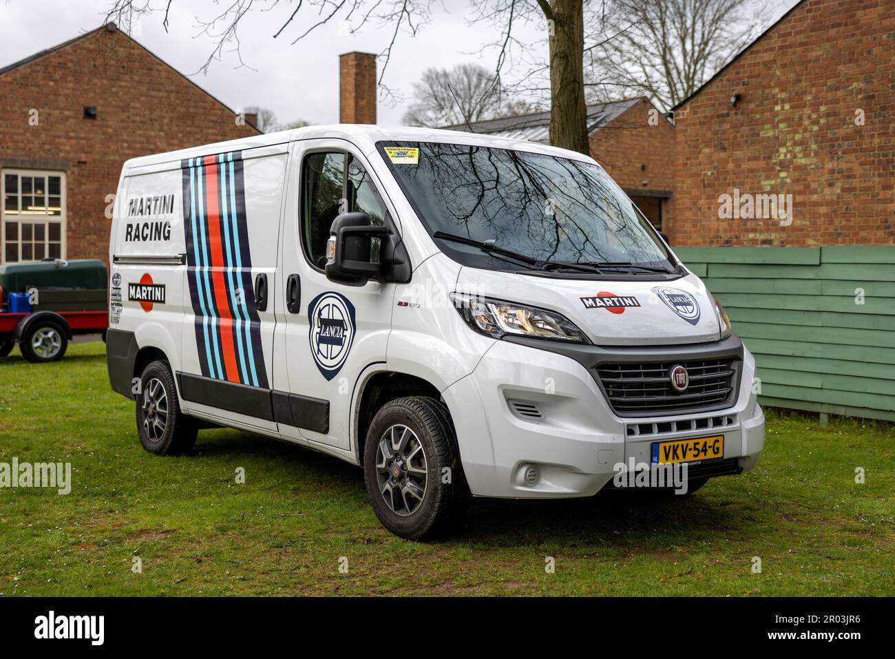 Martini Racing Fiat Ducato van exposé au Scramble d'avril qui s'est