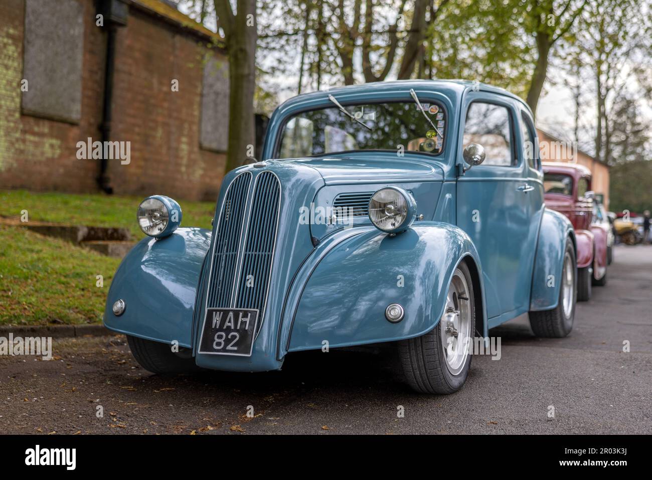 1957 Ford Popular ‘WAH 82’ exposé au Scramble d’avril qui s’est tenu au Bicester Heritage Centre le 23rd avril 2023. Banque D'Images