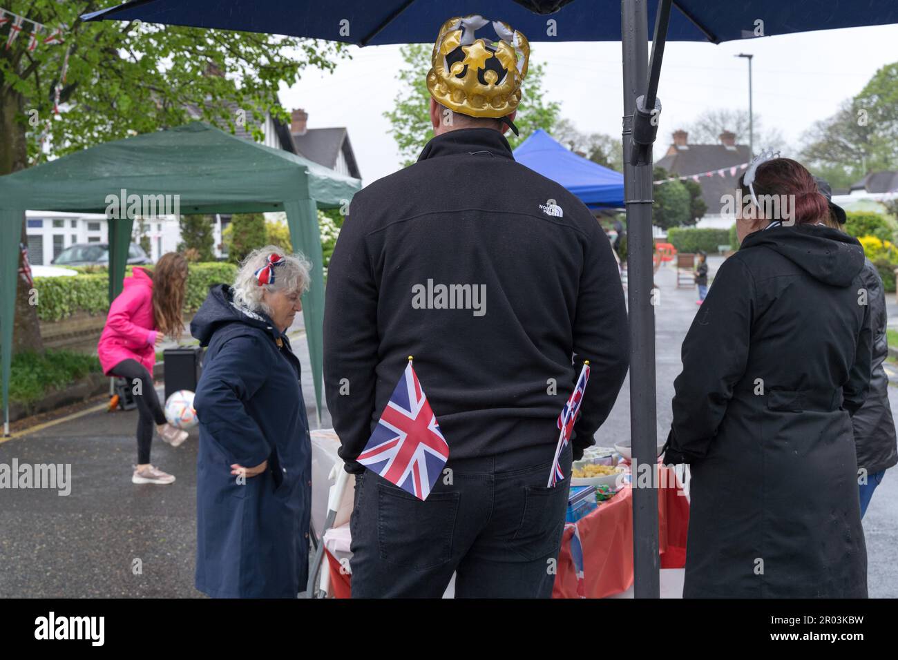 Kent, Royaume-Uni, le 6th mai 2023. De haut en bas, les gens célèbrent aujourd'hui le couronnement du roi Charles III. Les résidents de Petts Wood Street apprécient leur Cornation Day Street Party avec un grand temps britannique . Credit: Xiu Bao/Alamy Live News Banque D'Images