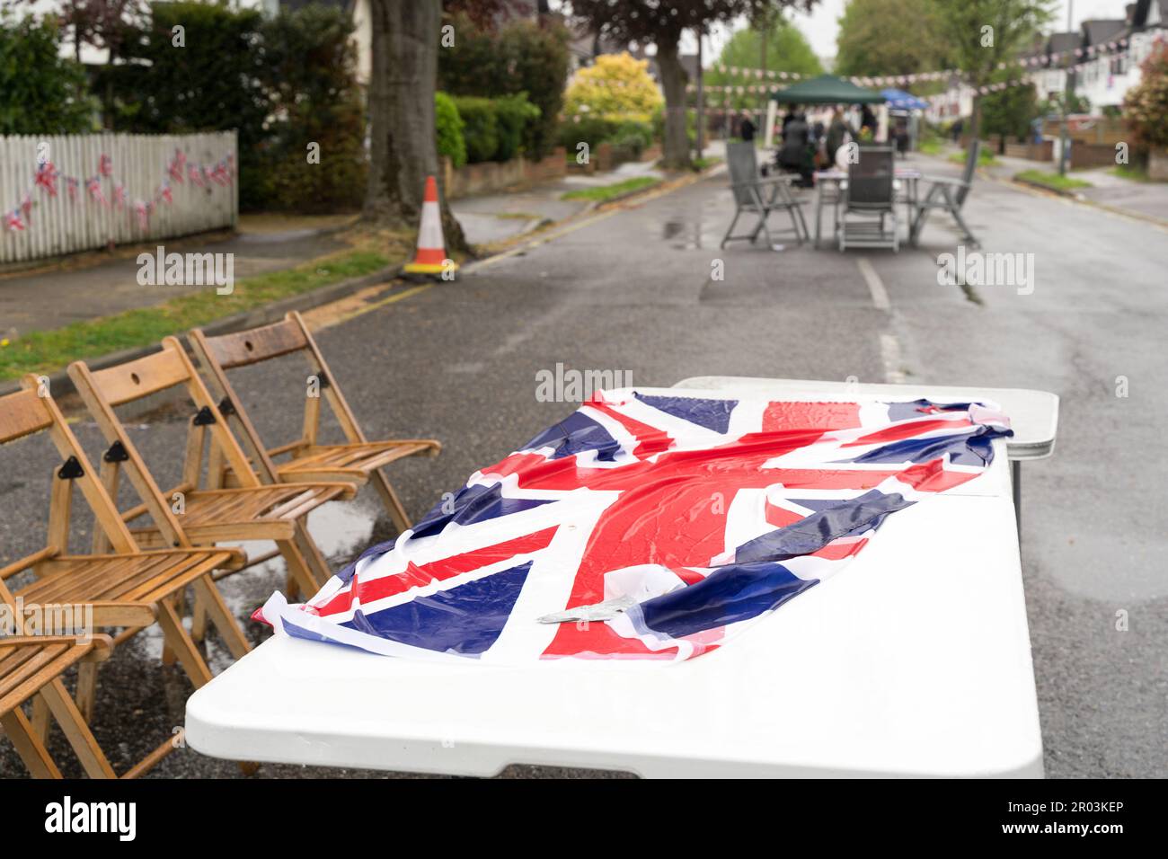 Kent, Royaume-Uni, le 6th mai 2023. De haut en bas, les gens célèbrent aujourd'hui le couronnement du roi Charles III. Les résidents de Petts Wood Street apprécient leur Cornation Day Street Party avec un grand temps britannique . Credit: Xiu Bao/Alamy Live News Banque D'Images