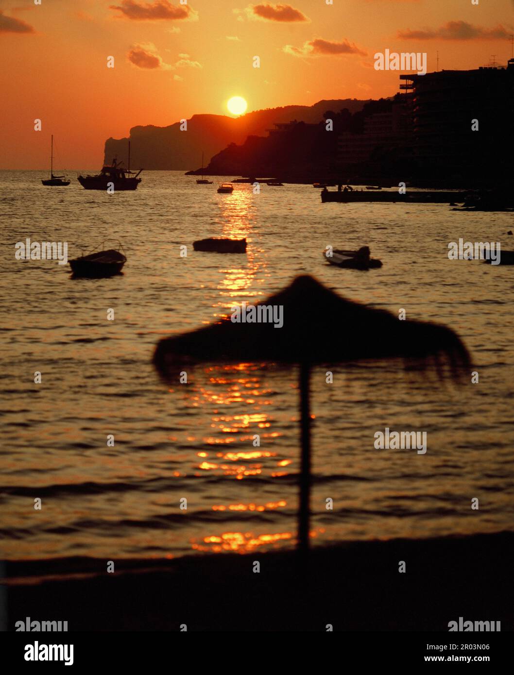 Espagne. Îles Baléares. Majorque. Santa Ponsa. Côte au coucher du soleil. Banque D'Images