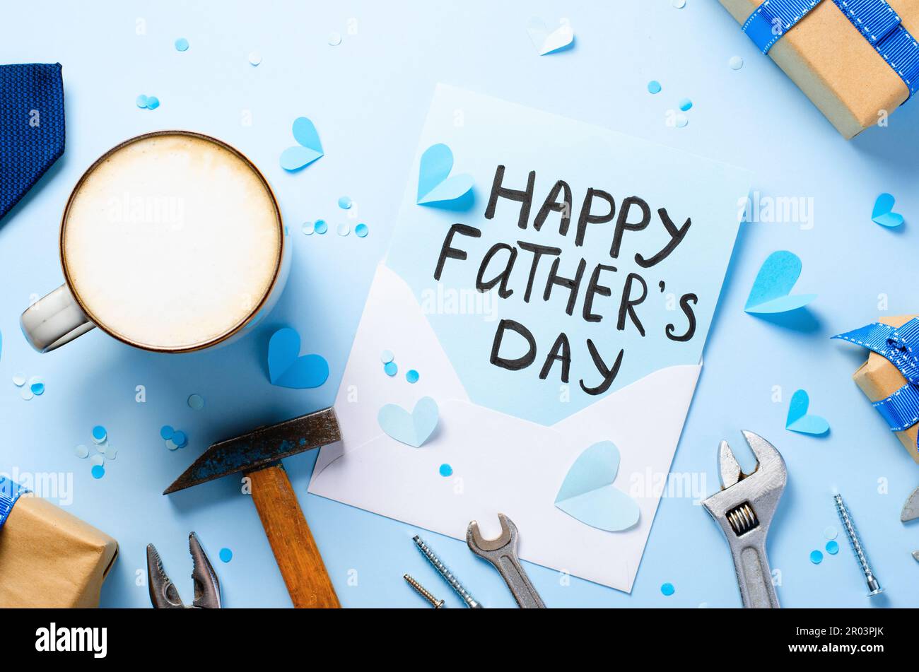 Concept de la fête des pères, carte de vœux, petit déjeuner de la fête des pères avec une jolie lettre sur fond bleu clair Banque D'Images