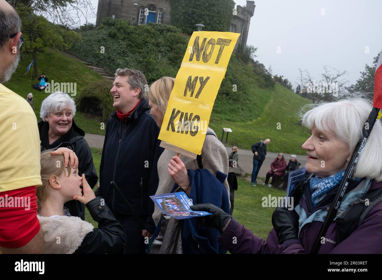 Édimbourg, Écosse, Royaume-Uni, 6th mai 2023. Les manifestants contre la monarchie britannique, et le couronnement du roi Charles III, se rassemblent pour un rassemblement sur Calton Hill organisé par le groupe multipartite Our Republic, à Édimbourg, en Écosse, le 6 mai 2023. Photo: Jeremy Sutton-Hibbert/ Alamy Live News. Banque D'Images