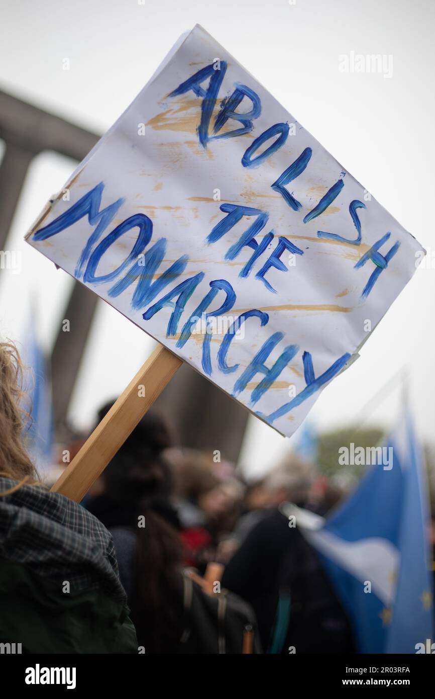 Édimbourg, Écosse, Royaume-Uni, 6th mai 2023. Les manifestants contre la monarchie britannique, et le couronnement du roi Charles III, se rassemblent pour un rassemblement sur Calton Hill organisé par le groupe multipartite Our Republic, à Édimbourg, en Écosse, le 6 mai 2023. Photo: Jeremy Sutton-Hibbert/ Alamy Live News. Banque D'Images