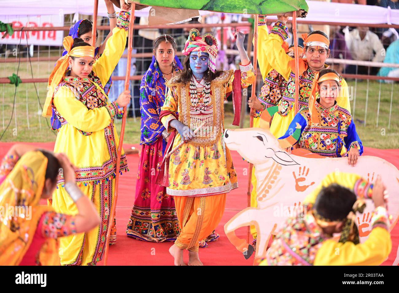Natchwara, Inde, 5 mai 2023: Les étudiants effectuent la danse religieuse lors de la cérémonie d'inaugraation du festival de la jeunesse de Haldighati à Natchwara dans le district de Rajsamand. Crédit : Sumit Saraswat/Alay Live News Banque D'Images