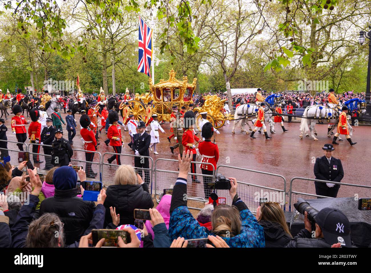 Londres, Royaume-Uni. 6th mai 2023. Le roi Charles III et la reine Camilla retournent au palais Buckingam le long du Mall à Londres, dans l'autocar d'État de l'or, après la cérémonie de couronnement. Date de la photo: Samedi 6 mai 2023. Crédit photo devrait lire crédit: Matt Crossick/Alamy Live News Banque D'Images